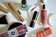 FDA adverte Revlon por falhas de segurança em cosmético de alto risco
