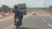 Flagrante: passageiro transporta fogão de 4 bocas em moto na BR-343