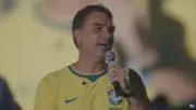 Flávio Bolsonaro adota bandeira da fome de Lula e defende Bolsa Família