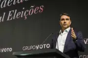 Flávio Bolsonaro altera vídeo de resposta a Michelle e ignora trecho sobre ligação
