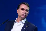 Flávio Bolsonaro busca vice mulher para vencer rejeição feminina
