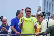 Flávio Bolsonaro convoca apoiadores a torcer pela Seleção com camisa do ex-presidente