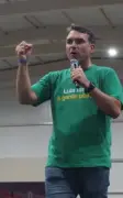 Flávio Bolsonaro critica Lula por ataques ao agronegócio em evento na Bahia
