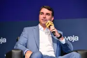 Flávio Bolsonaro defende Bolsa Família e isenção do IR até R$ 5 mil