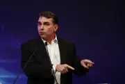 Flávio Bolsonaro defende papel feminino na reconstrução do Brasil após atrito com Michelle