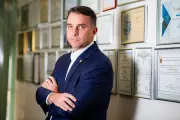 Flávio Bolsonaro nega irregularidades e critica tarifaço dos EUA