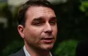 Flávio Bolsonaro nega relação entre ação em SP e filme sobre o pai