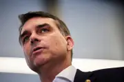 Flávio Bolsonaro nega relação entre filme 'Dark Horse' e operação policial