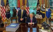 Flávio Bolsonaro pede a Trump para poupar empresas brasileiras de tarifas dos EUA