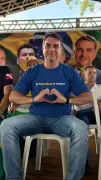 Flávio Bolsonaro pede torcida pela Seleção com camisa do pai e ataca Lula
