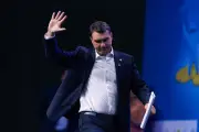 Flávio Bolsonaro retoma viagens pelo Brasil com rota calculada para evitar crises