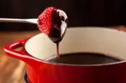 Fondue de chocolate caseiro: receita fácil para o Dia dos Namorados