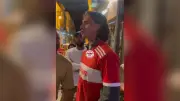 Fora da Copa, italiano Calafiori curte samba no Rio e é flagrado no Beco do Rato