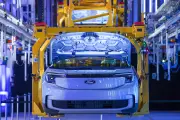 Ford recontrata 300 engenheiros veteranos após IA falhar em inspeções