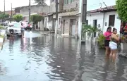 Fortes chuvas alagam ruas e casas em Maceió; não há mortos