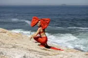 Fotógrafa carioca critica 'cromofobia' em ensaio-manifesto colorido no Arpoador