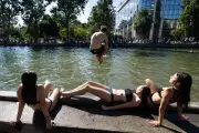 França libera banhos em canais de Paris com calor de 40°C