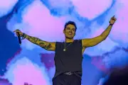 Fãs de Luan Santana disputam melhores lugares no Arraiá do Povo em Aracaju