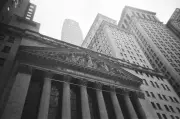 Futuros de Wall Street caem após EUA lançarem novos ataques contra o Irã