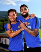 Gabigol posta foto com Nagatomo após Japão ser adversário do Brasil na Copa