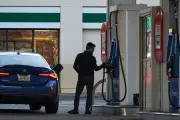Gasolina dispara nos EUA após guerra no Irã; Trump investiga empresas