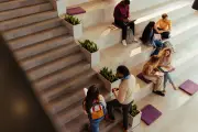 Geração Z no Brasil é menos conservadora que mais velhos, aponta pesquisa