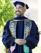 Gil do Vigor celebra PhD nos EUA; entenda o título acadêmico