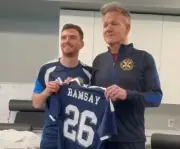 Gordon Ramsay visita seleção escocesa antes da estreia na Copa