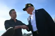 Governador Newsom acusa Trump de perseguição contra sua esposa