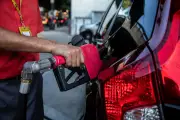 Governo corta subsídio de R$ 0,35 no diesel e avalia redução na gasolina