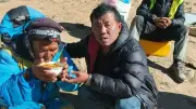 Guia nepalês sobrevive seis dias no Everest comendo gelo e chocolate