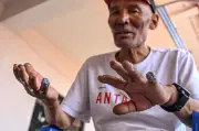 Guia nepalês sobrevive seis dias perdido no Everest após avalanche