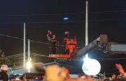Gusttavo Lima canta em guindaste e vai a espetinho com fãs em Aracaju