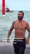 Gusttavo Lima toma banho de mar em Maceió e brinca sobre 'tirar inveja'