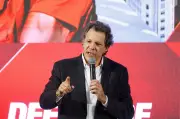 Haddad critica Tarcísio por defender Eduardo Bolsonaro após condenação