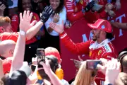 Hamilton celebra primeira vitória com Ferrari em Barcelona