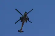 Helicóptero Apache dos EUA cai no Oriente Médio; tripulantes são resgatados