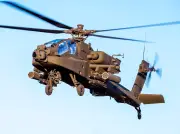 Helicóptero Apache dos EUA cai perto do Estreito de Ormuz; tripulantes ilesos