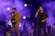 Henrique e Juliano homenageiam Marília Mendonça em show lotado em Americana