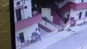 Homem cai de sacada ao tentar pegar sorvete na Índia; veja vídeo