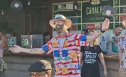 Homem com câncer terminal celebra a própria vida com chope e samba