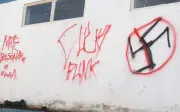 Homem de 27 anos é investigado por apologia ao nazismo após pichar imóveis em Varginha