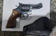 Homem é flagrado com revólver na mochila ao passar por raio-X em aeroporto de RO