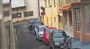 Homem furta quatro pneus de carro em São Roque; câmera flagra ação