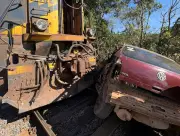 Homem morre após carro ser arrastado por trem em Alfredo Vasconcelos
