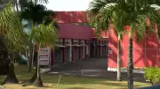 Homem prende ex-namorada em quarto de motel na Serra
