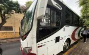 Homem sequestra ônibus com 13 passageiros e faz próprio pai refém em SP