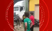 Homem tem perna esmagada após caminhão invadir depósito em Jaguaquara, BA