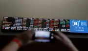 Ibovespa fecha em baixa com Vale e geopolítica; dólar sobe a R$ 5,18