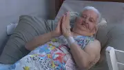 Idosa de 114 anos surpreende ao vencer cirurgia de fêmur e receber alta em 4 dias